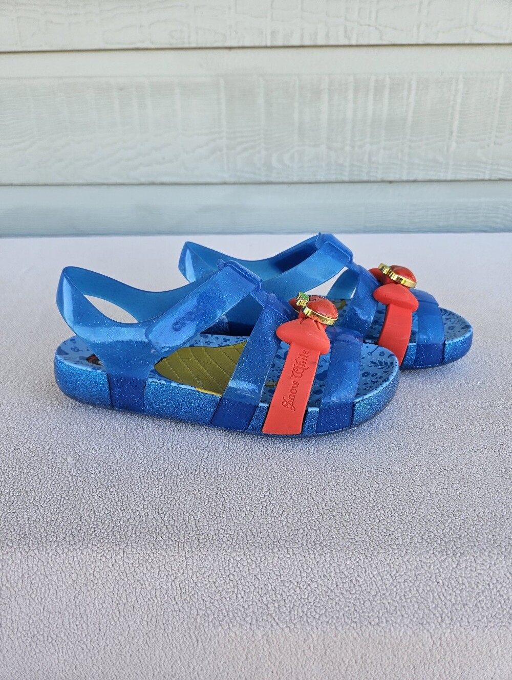 Crocs x Disney Isabella Sandals Snow White Youth SZ J2 Blue Hook & Loop